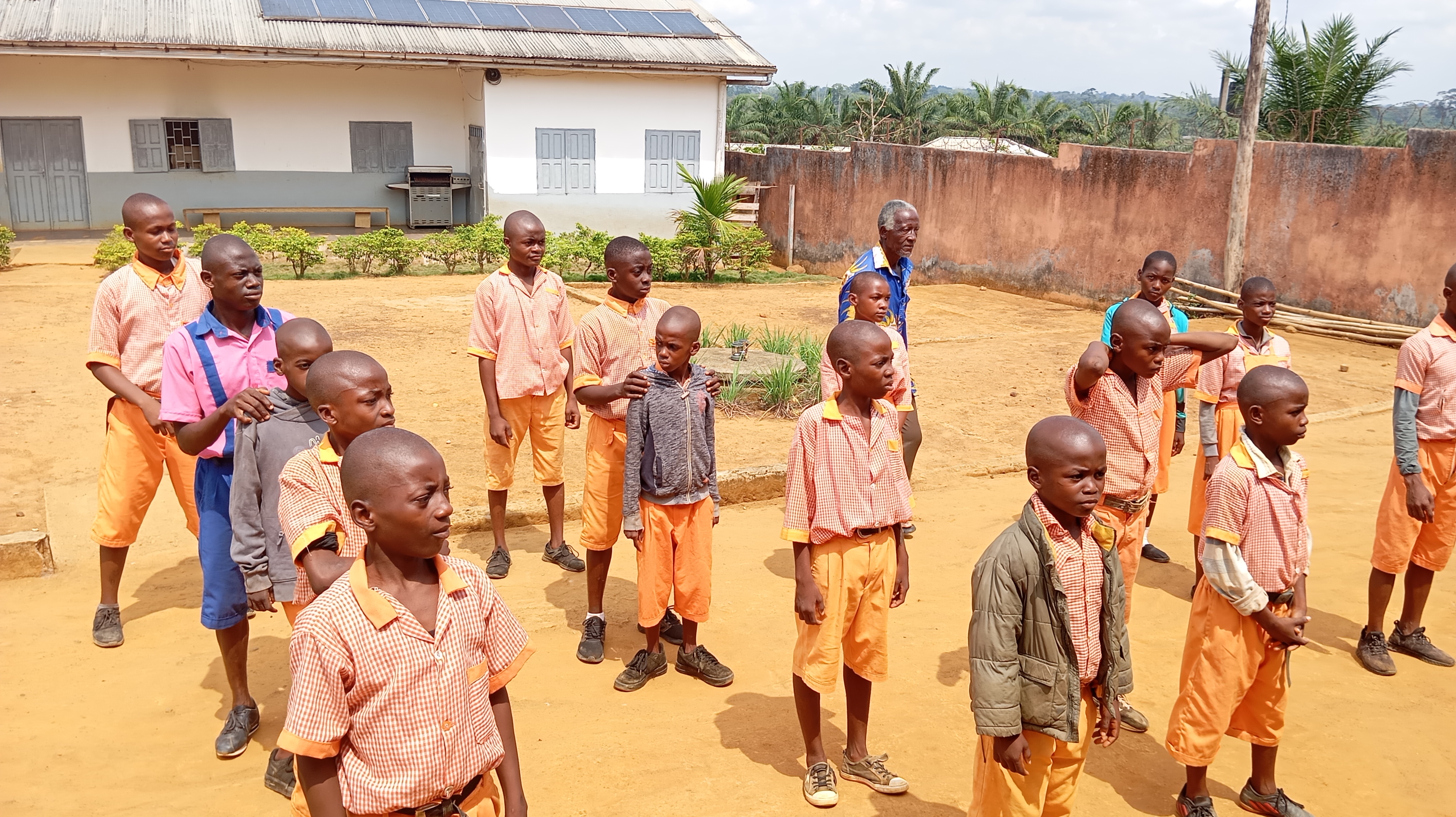 Distribution de fournitures scolaires